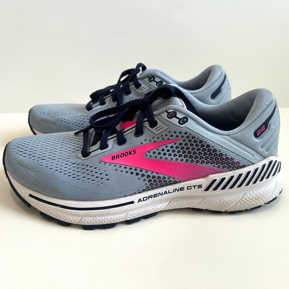 Like New Condition Brooks Women's Adrenaline GTS 22 Running Shoe, Size 9/40.5 EU - Picture 11 of 16